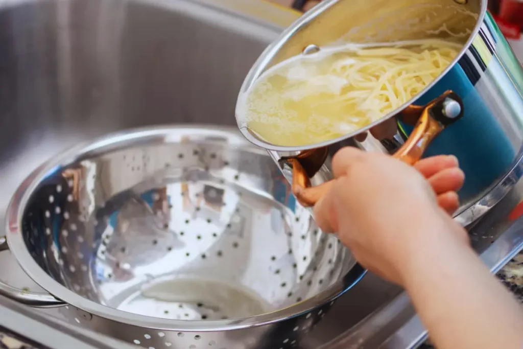 how to drain pasta with colander