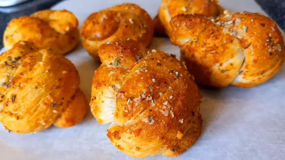 Garlic Knots With Biscuit Dough
