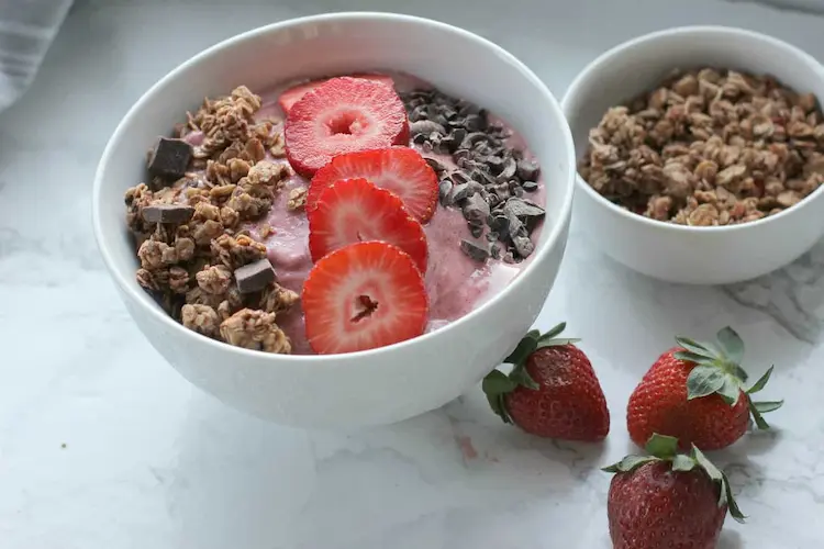 Chocolate-Covered Strawberry Smoothie Bowl