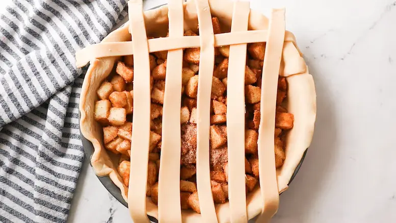 assembling layers of air fryer apple pie -1