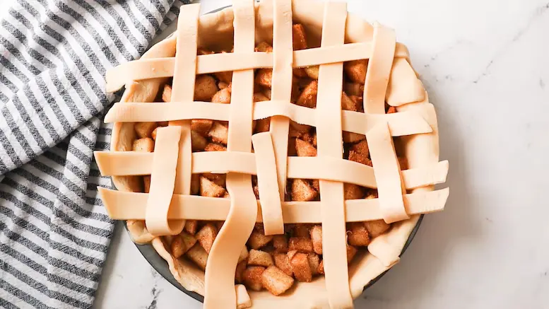 assembling layers of air fryer apple pie -2